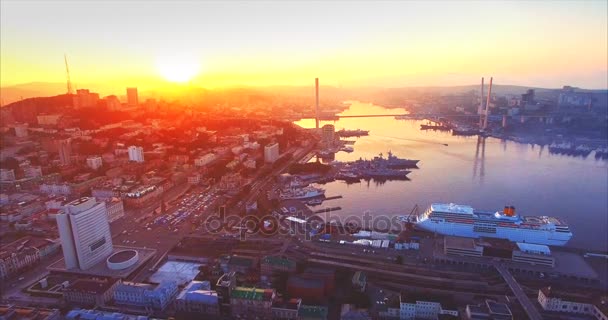 Leci do tyłu nad centrum miasta Vladivostok o piękny wschód słońca. Rosja — Wideo stockowe