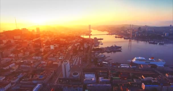 Achteruit vliegen boven Vladivostok residentiële wijk van de stad. Sunrise. Rusland — Stockvideo