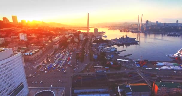 Vladivostok city center. Widok z lotu ptaka parking samochodowy oraz port Złoty Róg — Wideo stockowe