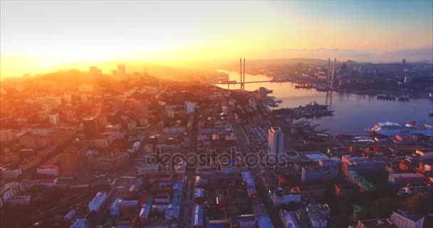 Luftaufnahme des Stadtzentrums von Wladiwostok, Hafen mit goldenem Horn. Sonnenaufgang. Russland — Stockvideo