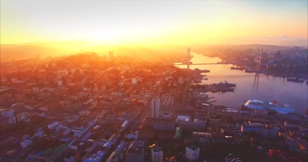 Letecký pohled na město Vladivostok, Zlatý roh harbour, Golden bridge. Východ slunce — Stock video