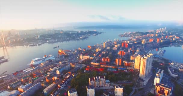 Luchtfoto van prachtige Egersheld schiereiland in de ochtend. Vladivostok, Rusland — Stockvideo