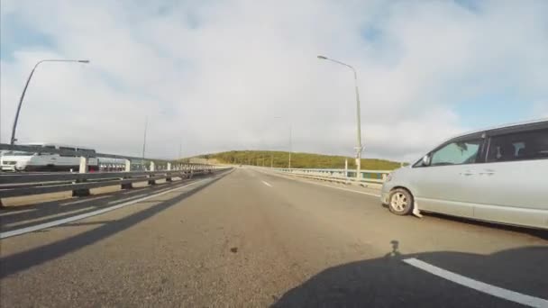 Araba görünümünden: boyunca sürüş Askılı Rusya Köprüsü. Vladivostok, Rusya Federasyonu — Stok video