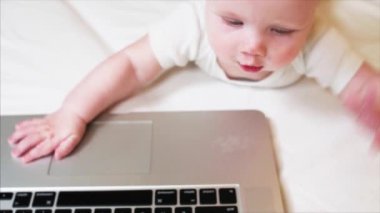 Klavye dokunmadan laptop ile oynamaya 6 ay erkek bebek en iyi görünümünü kapat