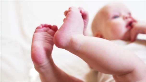 Vértes nézet a 6 hónapos baba fiú lábát — Stock videók