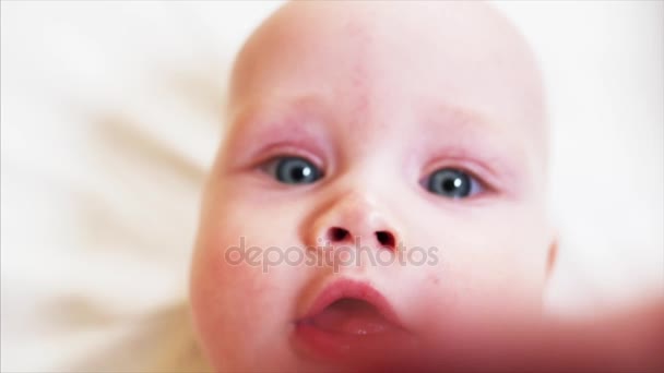 Extreme close-up portret van baby boy kijken naar iemand achter de camera — Stockvideo