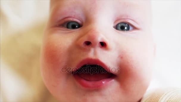 Retrato de primer plano extremo del niño mirando a alguien detrás de la cámara — Vídeos de Stock