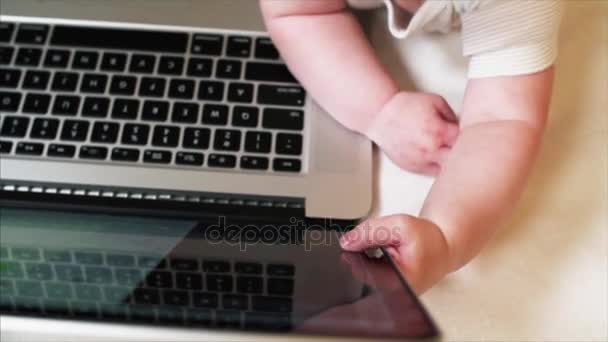 Nära ovanifrån av 6 månader baby pojke leker med laptop, röra vid skärmen — Stockvideo