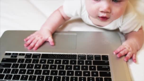 Zárja be a 6 hónapos kisfiát, játék laptop, megható billentyűzet, felülnézet — Stock videók