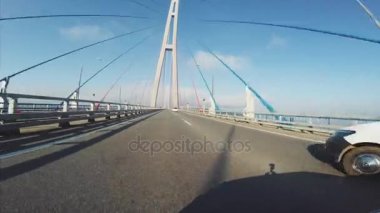 Araba görünümünden: boyunca sürüş Askılı Rusya Köprüsü. Vladivostok, Rusya Federasyonu