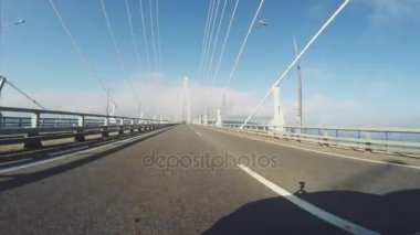 Araba görünümünden: boyunca sürüş Askılı Rusya Köprüsü. Vladivostok, Rusya Federasyonu