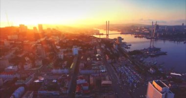 Havadan görünümü Vladivostok şehir merkezinin Haliç liman. Güneş doğuyor. Rusya