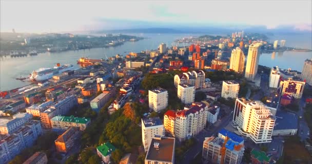 Luchtfoto van prachtige Egersheld schiereiland in de ochtend. Vladivostok, Rusland — Stockvideo