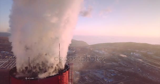 Blick auf Zentralheizung und Kraftwerksschornstein mit Dampf. Morgendämmerung — Stockvideo