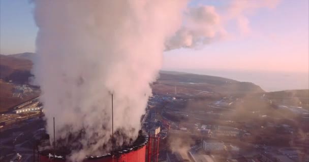 Naher Rundblick auf Zentralheizung und Kraftwerksschornstein mit Dampf — Stockvideo