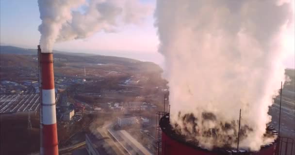 Vista próxima de Central de Aquecimento e Central Central de chaminé superior com vapor. Alvorada — Vídeo de Stock