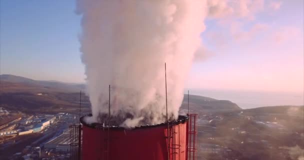 Blick auf Zentralheizung und Kraftwerksschornstein mit Dampf. Morgendämmerung — Stockvideo