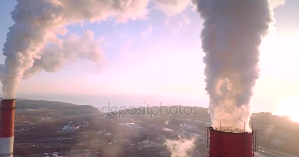 Luchtfoto van centrale verwarming en elektriciteitscentrale schoorstenen met stoom. Sunrise — Stockvideo