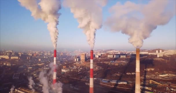Luftaufnahme von Zentralheizung und Kraftwerksschornsteinen mit Dampf. Sonnenaufgang — Stockvideo
