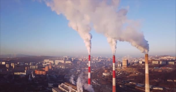 Luchtfoto van centrale verwarming en elektriciteitscentrale schoorstenen met stoom. Sunrise — Stockvideo