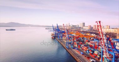 Vladivostok, Rusya - 2 Aralık 2017: Vladivostok limanının havadan görünüşü