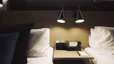 İki yataklı boş bir otel odası. 