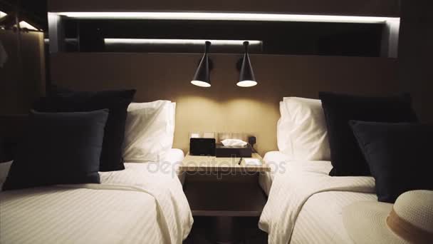 Cameră Hotel Goală Elegantă Două Paturi — Videoclip de stoc