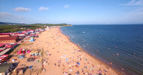 모래사장 과푸른 그리고 사람들이 쉬면서 수영을 그림같은 샤모라 블라디보스토크 러시아 — 비디오