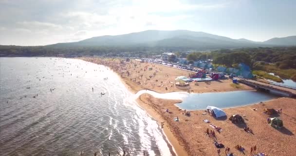 Vuela Sobre Pintoresca Bahía Azure Lazurnaya Con Una Gran Playa — Vídeos de Stock