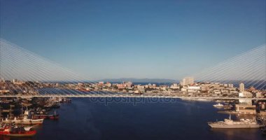 Zolotoy Köprüsü 'nün (Golden Horn körfezi boyunca kablo destekli köprü) görüntüsünde hareket eden arabalarla hava yakınlaştırması. Güzel açık ve güneşli bir sabah. Vladivostok, Rusya