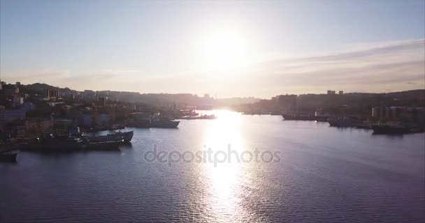 黄金の角の港の上を飛んで 日本海の保護ホーン型の湾 異なる船の空中ビューはここに係留された 美しい日の出だロシアのウラジオストク — ストック動画