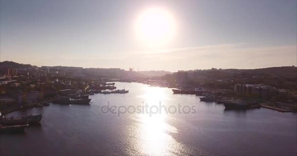 Vliegend Achteruit Stijgend Boven Gouden Hoorn Haven Een Beschutte Hoorn — Stockvideo