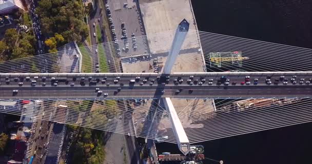 在金桥缆绳上方的侧向飞行 2012年正式开放 以及从公路的高处俯瞰的顶部 驾驶着汽车 俄罗斯符拉迪沃斯托克 — 图库视频影像