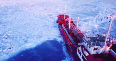 Golden Horn körfezi yakınlarındaki Vladivostok 'ta bir gemi.