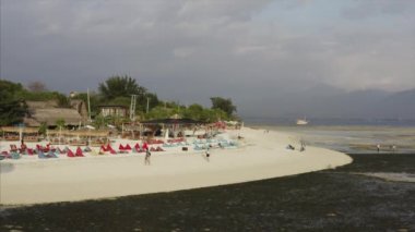 Beyaz kumlu sahildeki turistlerin alçak gelgitte hava görüntüsü, Gili Hava Adası, Endonezya