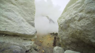 Doğu Java, Endonezya 'daki Ijen volkanında yanan sülfürden kaynaklanan ağır zehirli dumanlar.. 