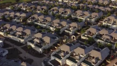 Endonezya 'nın Bali adasındaki bitmemiş boş otellerin havadan görüntüsü 