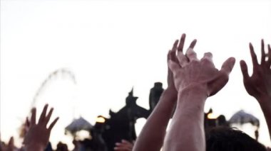 Endonezyalı erkeklerin elleri Ramayana Hindu destanından geleneksel Kecak dansı yapıyor.