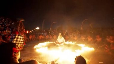 Bali, Endonezya - 10 Temmuz 2019: Endonezya 'da aktörler geleneksel Endonezya dansını yanan ateşin yanında yapıyorlar.