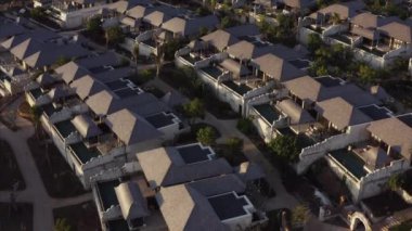 Endonezya 'nın Bali adasındaki bitmemiş boş otellerin havadan görüntüsü 