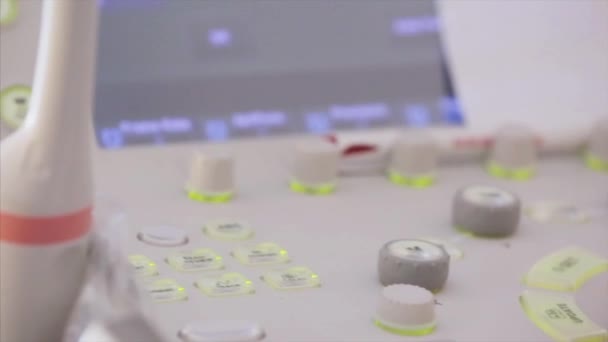 Noggrann Granskning Läkare Med Hjälp Medicinsk Ultraljud Maskin Kontrollpanel — Stockvideo