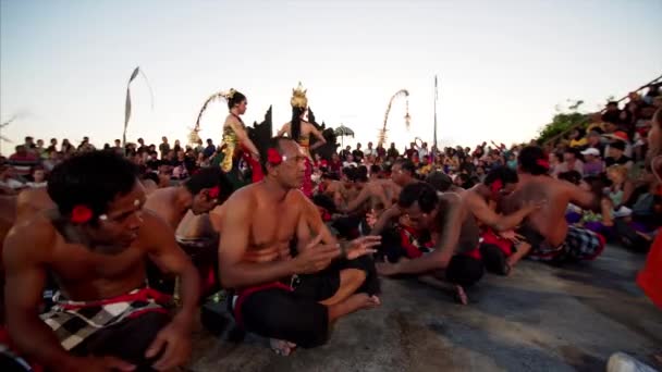 Bali Indonesien Juli 2019 Indonesiska Män Dansar Traditionell Dans Kecak — Stockvideo