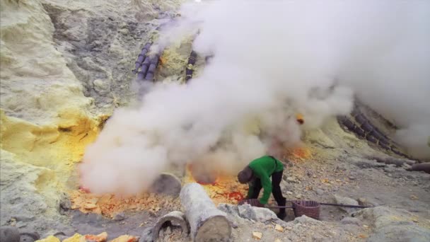 Java Indonesia July 2019 Indonesian Man Respirator Loading Toxic Sulphur — стокове відео