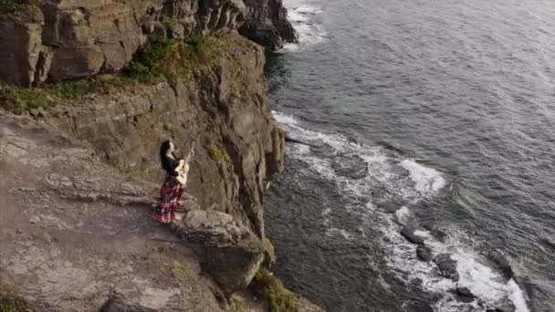 Vista Panorámica Aérea Mujer Gitana Hermoso Vestido Tocando Guitarra Alto — Vídeo de stock