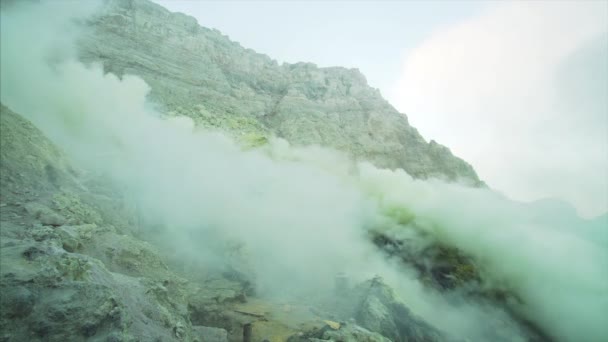 Vista Montagna Grigia Fumi Tossici Pesanti Zolfo Ardente Vulcano Ijen — Video Stock