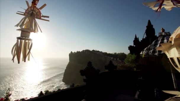 Decoración Balinesa Ondeando Viento Con Hermoso Océano Costa Rocosa Fondo — Vídeos de Stock