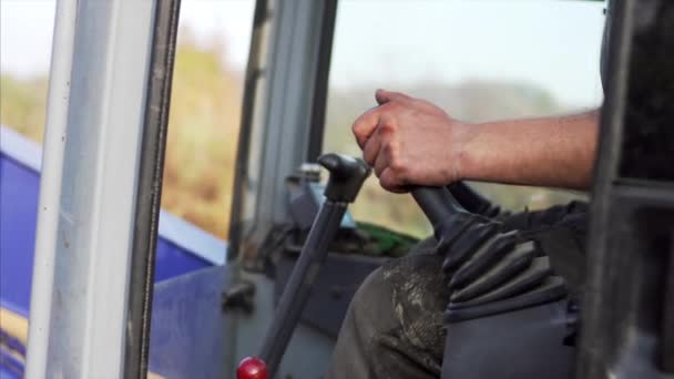 Vites Kolu Kullanarak Kazıcıyı Kontrol Eden Sürücü Yakın Görünüm — Stok video
