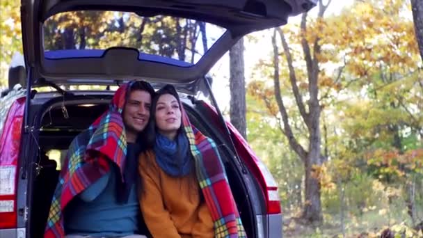 Atractiva Pareja Charlando Maletero Del Coche Bajo Cálidos Cuadros Soleada — Vídeo de stock