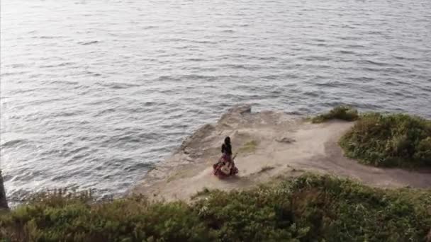 Luftaufnahme Von Zigeunerin Schönem Kleid Die Mit Gitarre Auf Hoher — Stockvideo