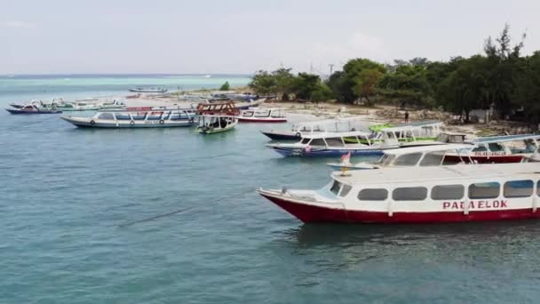 Gili Air Indonesië Juli 2019 Luchtfoto Van Veerboten Afgemeerd Pier — Stockvideo